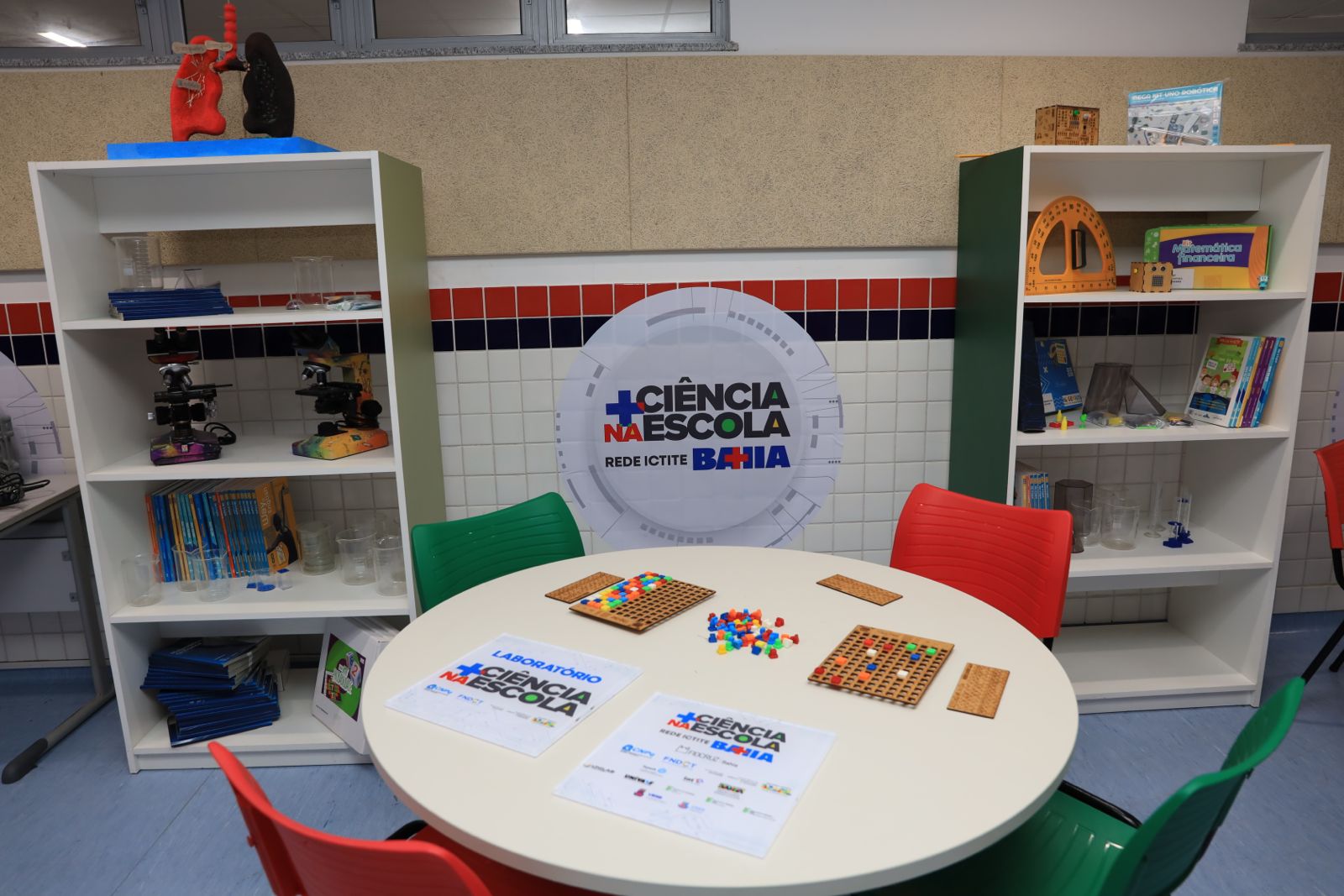 Leia mais sobre o artigo Mais tecnologia: Bahia inicia instalação de 180 laboratórios maker nas escolas estaduais