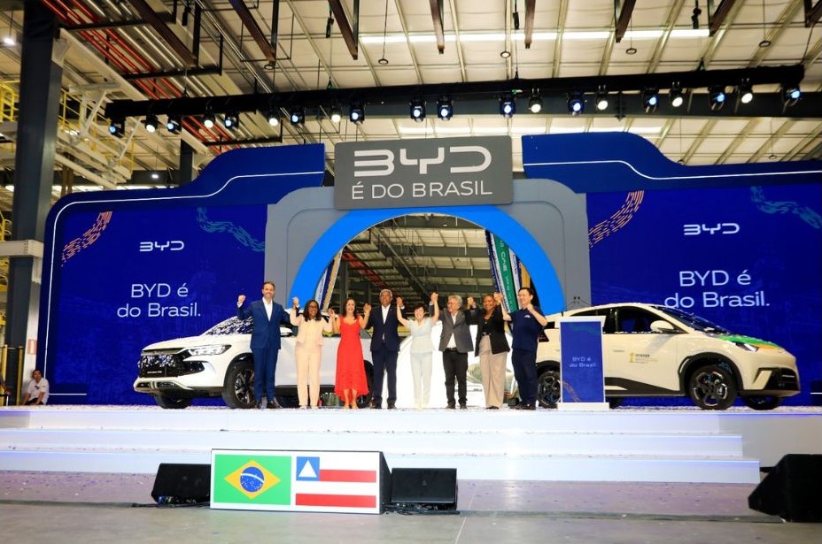 Leia mais sobre o artigo Jerônimo destaca liderança da Bahia na revolução energética, durante apresentação de primeiro carro elétrico montado na fábrica da BYD, em Camaçari