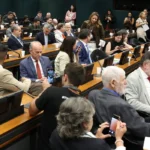 Deputados adiam votação da PEC do fim da 6×1 e o projeto volta a parar na Câmara