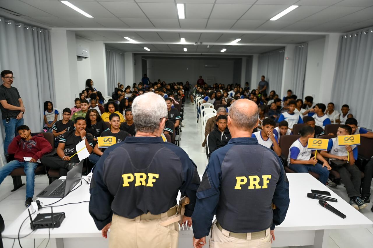 Leia mais sobre o artigo Prefeitura de Teixeira de Freitas e PRF fortalecem conscientização no trânsito nas escolas municipais