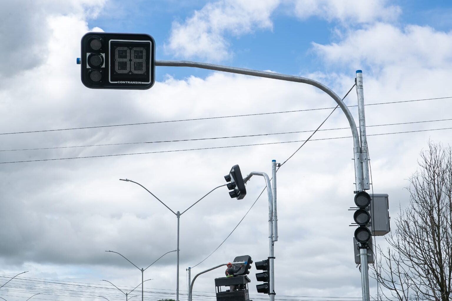 Leia mais sobre o artigo Prefeitura instala semáforos em cruzamentos da BR-101 em Teixeira de Freitas