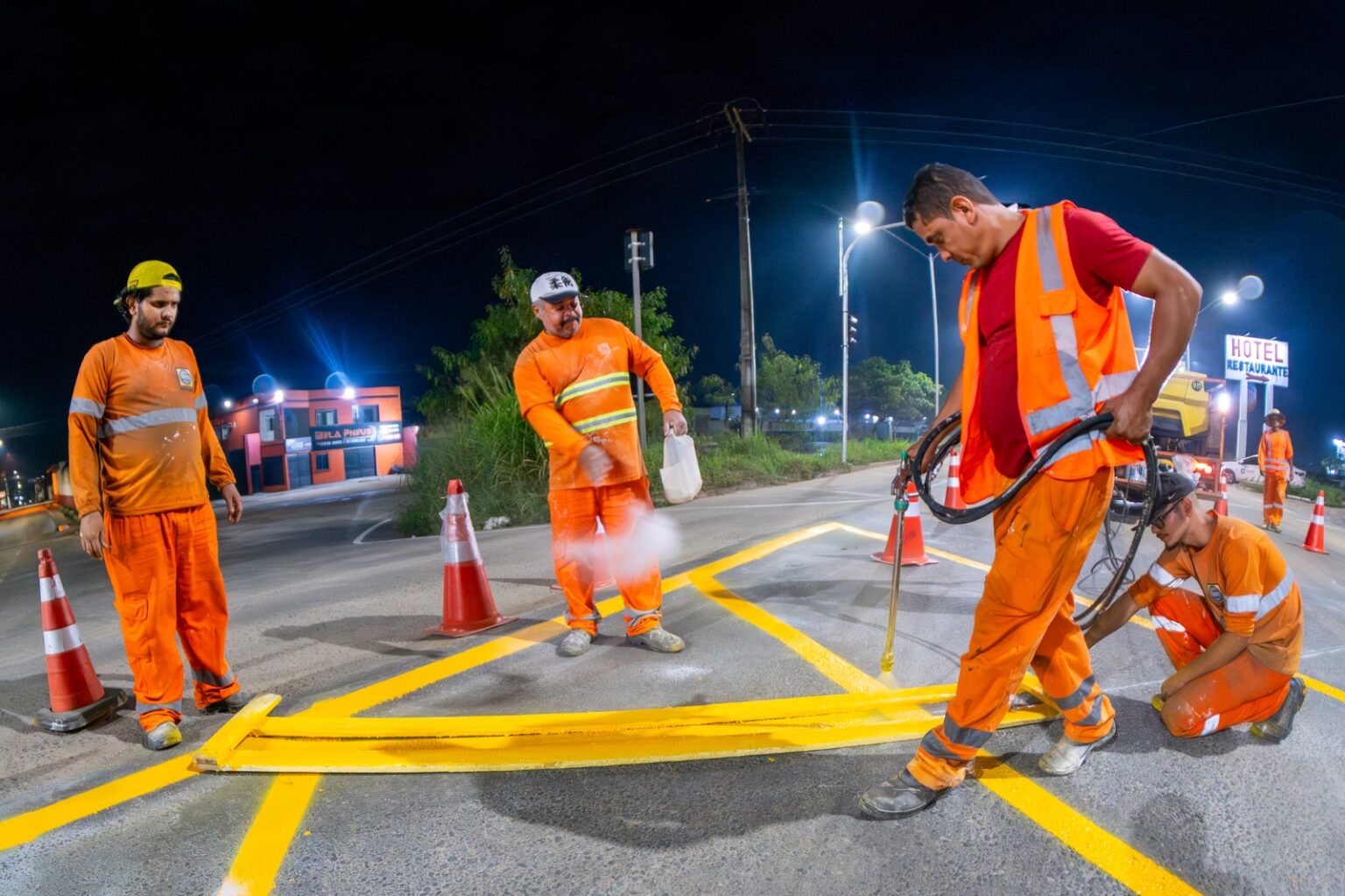 Leia mais sobre o artigo Novas sinalizações reforçam segurança nos cruzamentos da BR-101 em Teixeira de Freitas