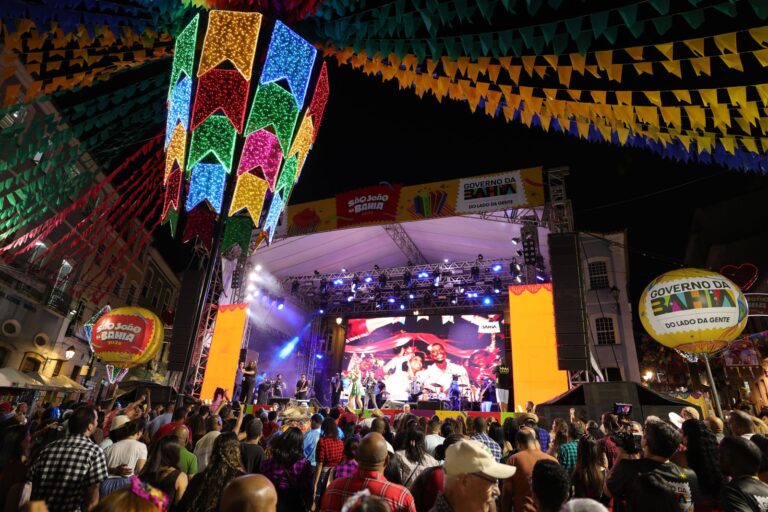 São João no Pelourinho reúne multidão com shows de Canários do Reino, Mastruz com Leite, Falamansa e outras atrações nesta segunda-feira